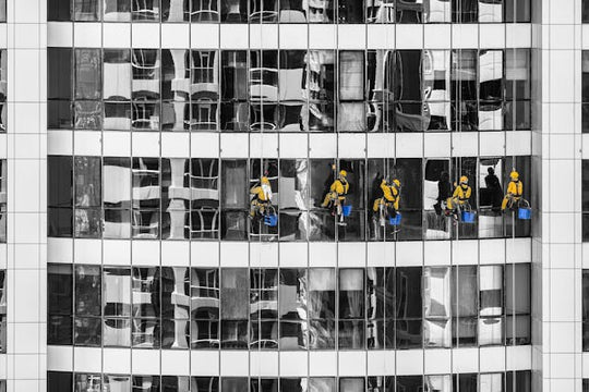 Facility-Management und Gebäudereinigung: Desinfektion von Trinkwasser, Luft und Oberflächen